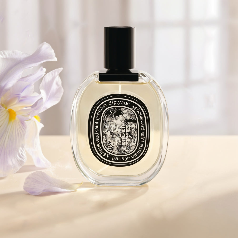 Diptyque Fleur de Peau Eau de Parfum בתמונת אווירה עם פרח איריס