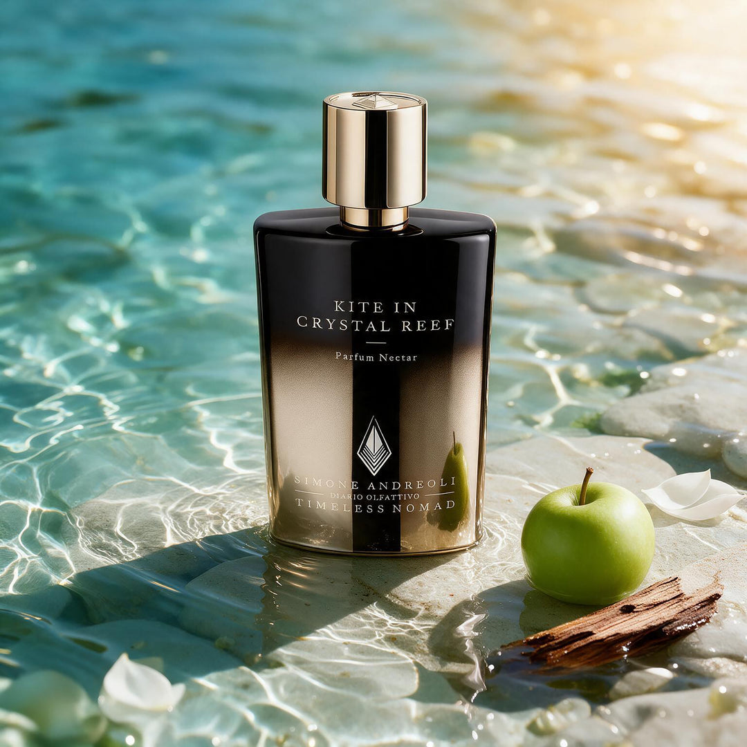 בושם Simone Andreoli Kite In Crystal Reef Parfum על רקע מים צלולים - בושם נישה יוניסקס
